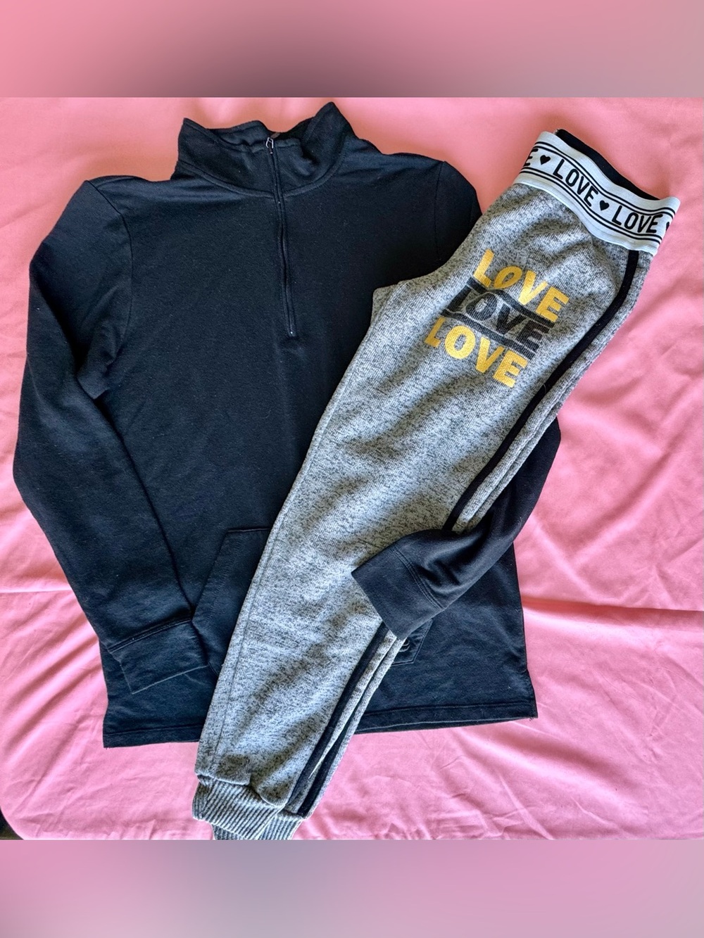 ✨Womens GSV Black Pullover + No Boundaries ‘LOVE’ Sweatpants Outfit - Small✨